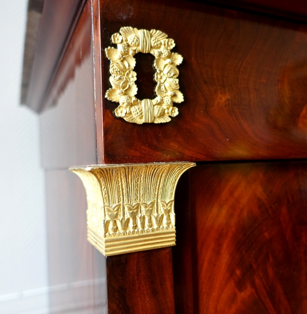 Commode à l'Anglaise en acajou, époque Empire Restauration - bronzes dorés et marbre bleu Turquin