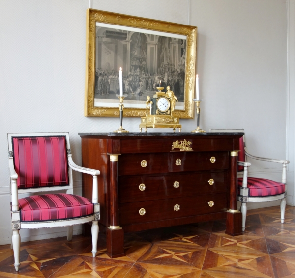 Commode Empire en acajou, bronzes dorés au mercure attribués à Ravrio - 130cm