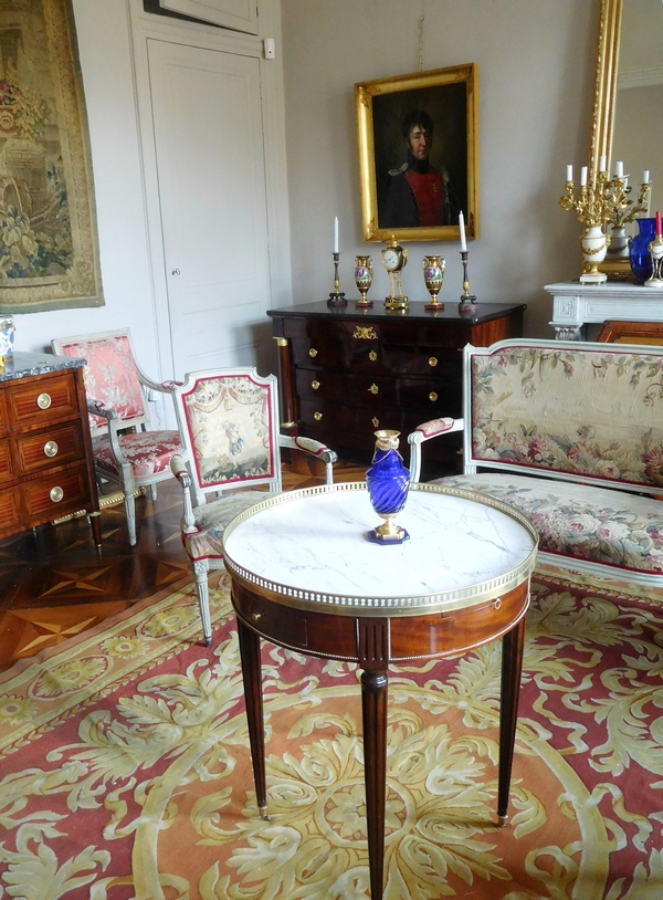 Commode d'époque Empire en acajou, riche garniture de bronzes dorés au mercure