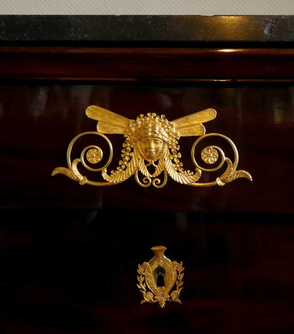 Commode d'époque Empire en acajou, riche garniture de bronzes dorés au mercure