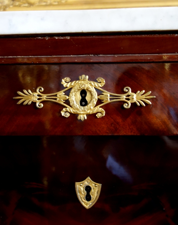 Commode d'époque Empire en acajou, riche garniture de bronzes dorés au mercure