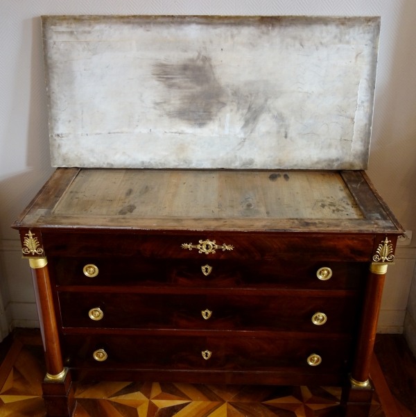 Commode d'époque Empire en acajou, riche garniture de bronzes dorés au mercure