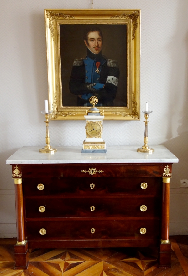 Commode d'époque Empire en acajou, riche garniture de bronzes dorés au mercure