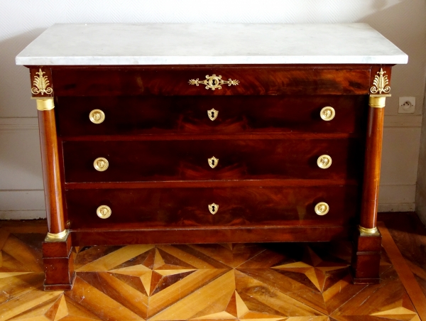 Commode d'époque Empire en acajou, riche garniture de bronzes dorés au mercure