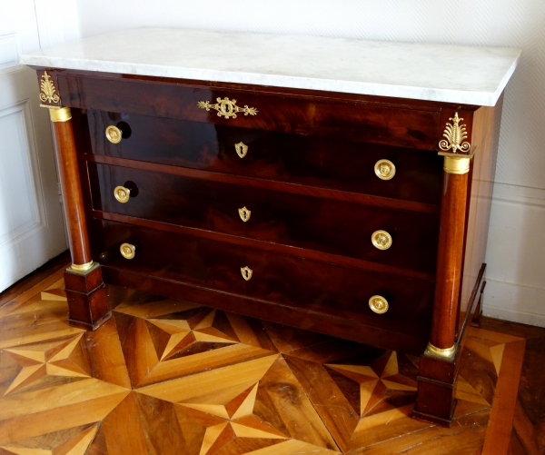 Commode d'époque Empire en acajou, riche garniture de bronzes dorés au mercure