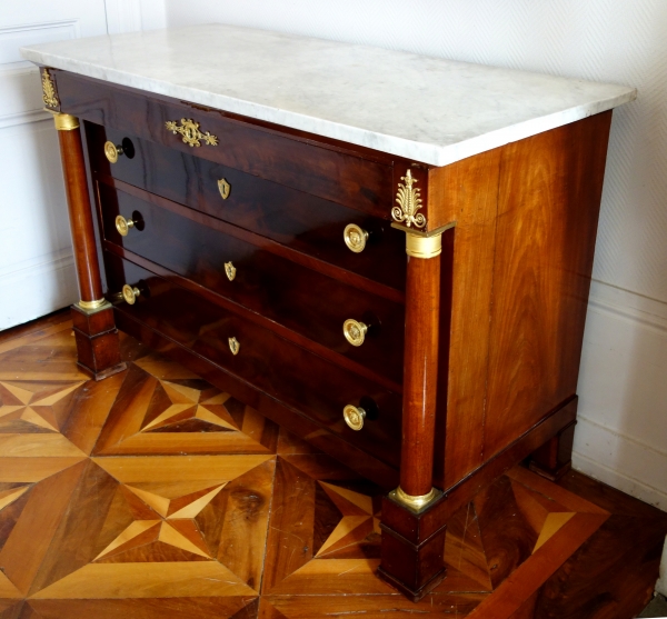 Commode d'époque Empire en acajou, riche garniture de bronzes dorés au mercure