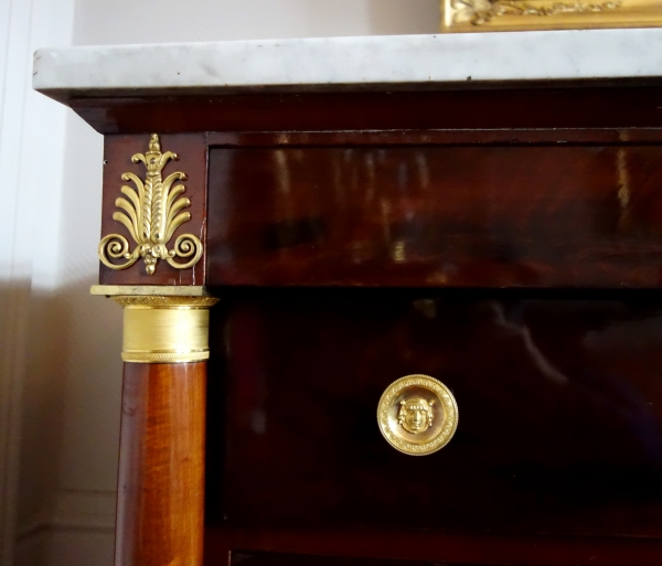 Commode d'époque Empire en acajou, riche garniture de bronzes dorés au mercure