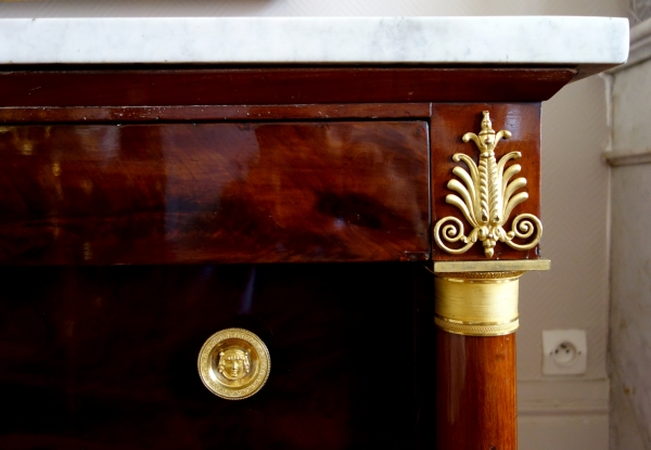 Commode d'époque Empire en acajou, riche garniture de bronzes dorés au mercure