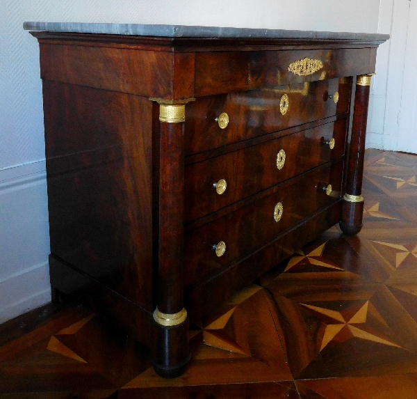 Commode à colonnes Empire en acajou, bronzes dorés au mercure et marbre bleu Turquin