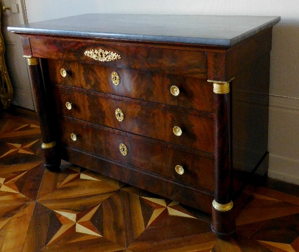 Commode à colonnes Empire en acajou, bronzes dorés au mercure et marbre bleu Turquin