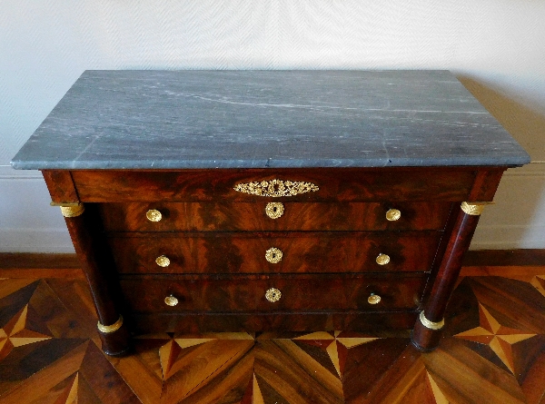 Commode à colonnes Empire en acajou, bronzes dorés au mercure et marbre bleu Turquin