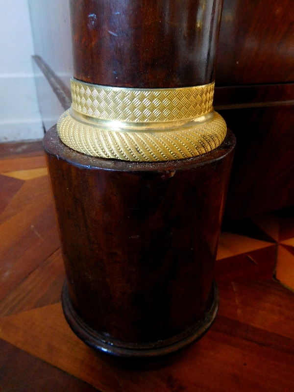 Commode à colonnes Empire en acajou, bronzes dorés au mercure et marbre bleu Turquin