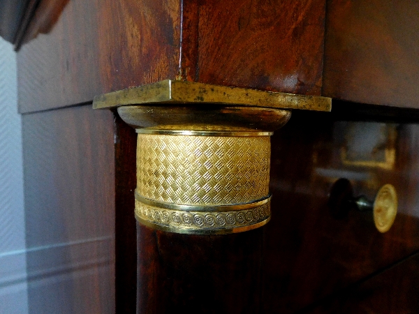 Commode à colonnes Empire en acajou, bronzes dorés au mercure et marbre bleu Turquin