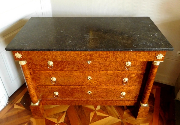 Rare commode d'époque Empire en loupe d'orme à colonnes et bronzes dorés au mercure