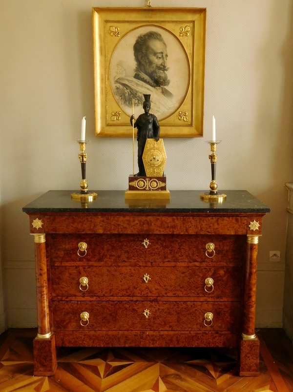 Rare commode d'époque Empire en loupe d'orme à colonnes et bronzes dorés au mercure