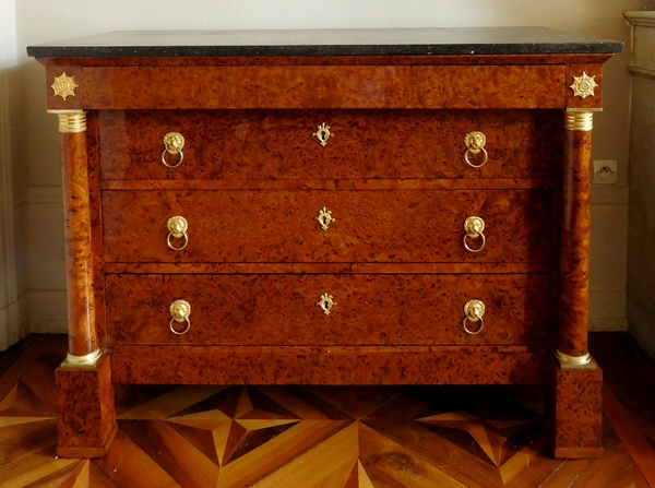 Rare commode d'époque Empire en loupe d'orme à colonnes et bronzes dorés au mercure