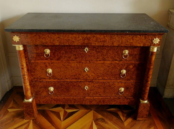 Rare commode d'époque Empire en loupe d'orme à colonnes et bronzes dorés au mercure