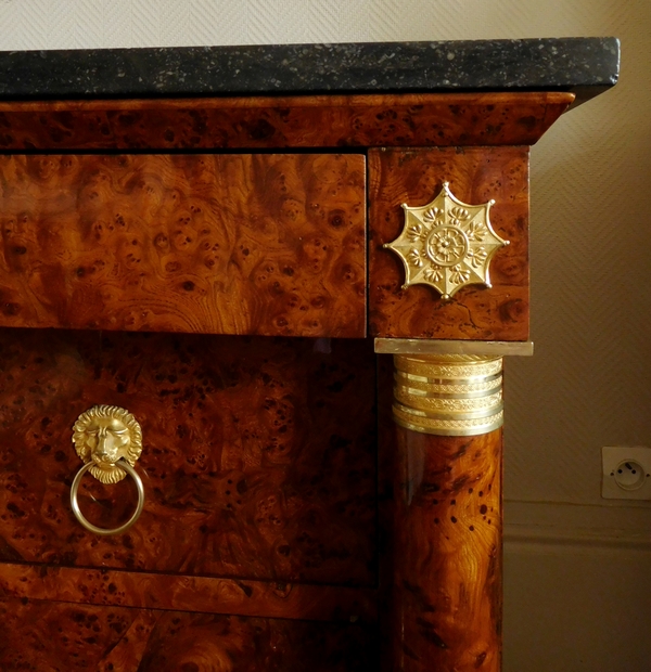 Rare commode d'époque Empire en loupe d'orme à colonnes et bronzes dorés au mercure