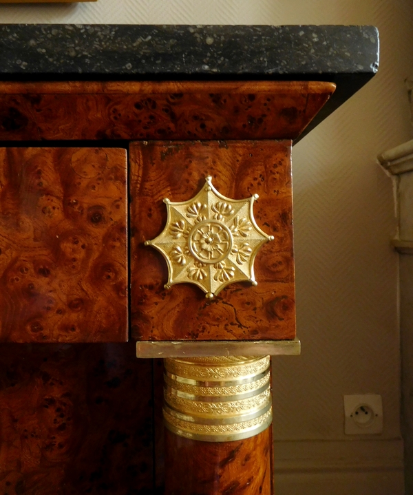 Rare commode d'époque Empire en loupe d'orme à colonnes et bronzes dorés au mercure