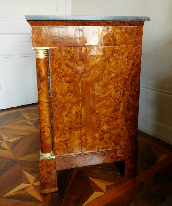 Rare commode d'époque Empire en loupe d'orme à colonnes et bronzes dorés au mercure