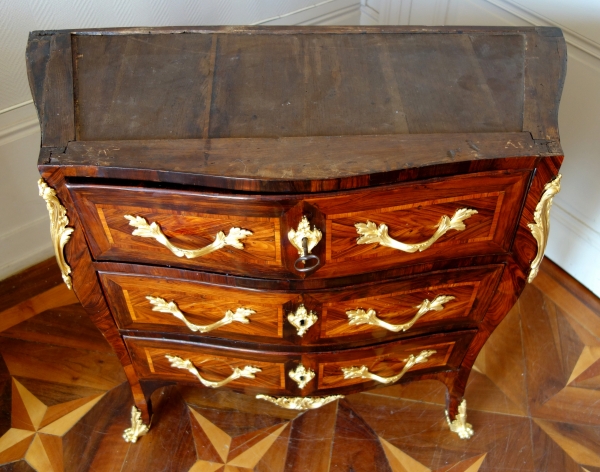 JB Galet : commode d'entre deux d'époque Louis XV en marqueterie - estampillée