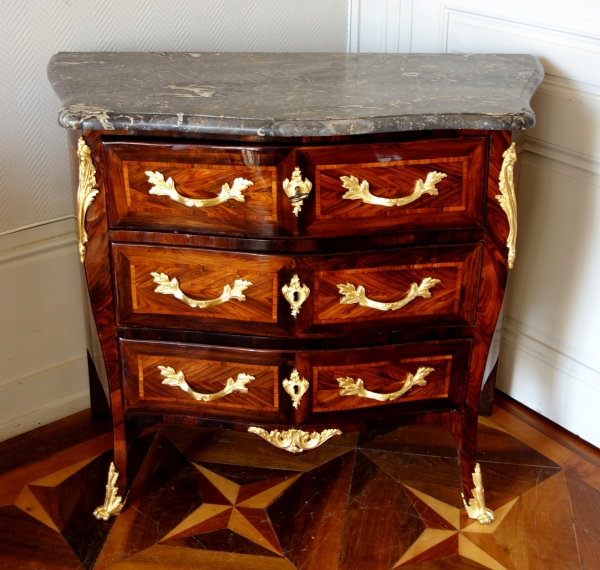 JB Galet : commode d'entre deux d'époque Louis XV en marqueterie - estampillée