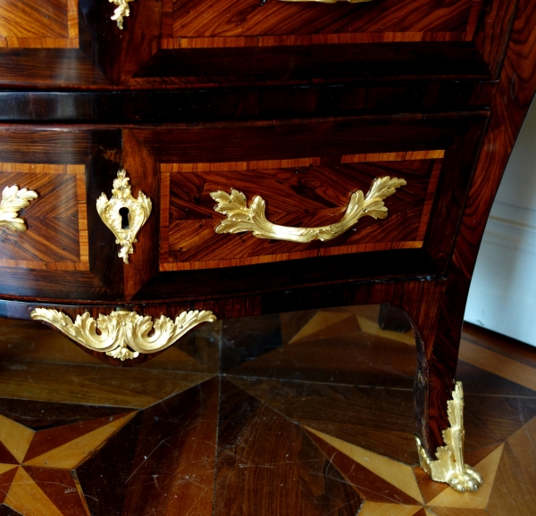 JB Galet : commode d'entre deux d'époque Louis XV en marqueterie - estampillée