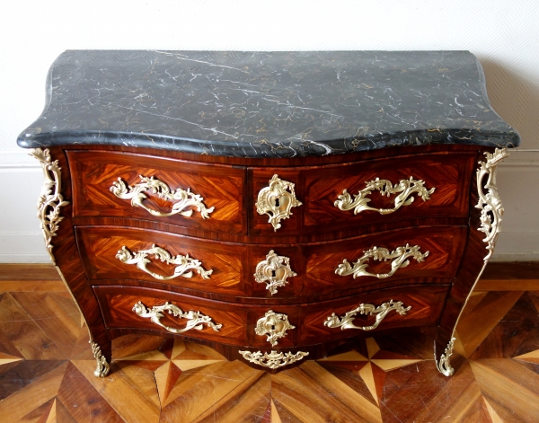 Jean Baptiste Hedouin : commode d'époque Louis XV en marqueterie et marbre Portor - estampillée