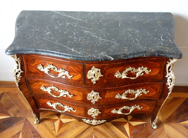 Jean Baptiste Hedouin : commode d'époque Louis XV en marqueterie et marbre Portor - estampillée