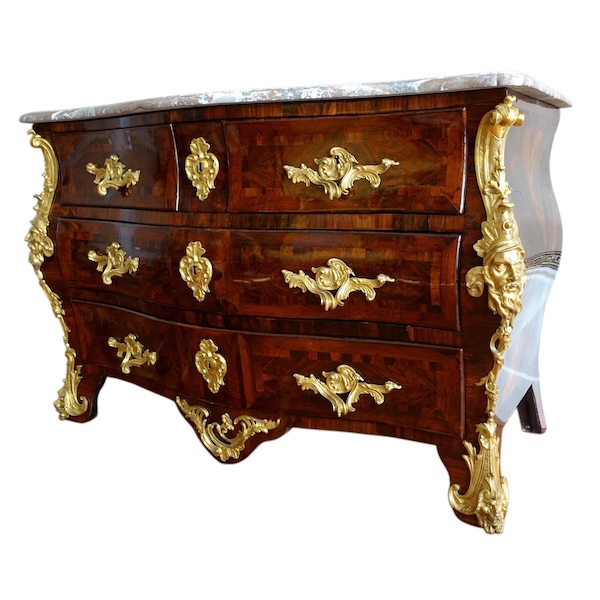 Commode tombeau d'époque Régence - Louis XV en bois de violette attribuée Jean-Charles Saunier