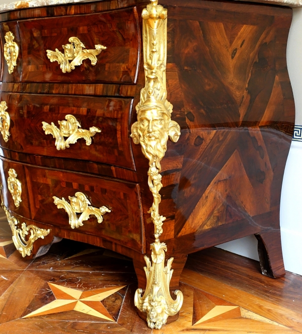 Commode tombeau d'époque Régence - Louis XV en bois de violette attribuée Jean-Charles Saunier