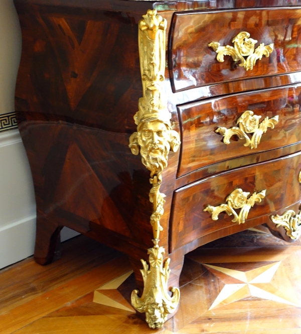 Commode tombeau d'époque Régence - Louis XV en bois de violette attribuée Jean-Charles Saunier