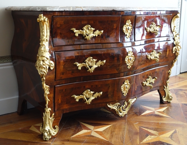 Commode tombeau d'époque Régence - Louis XV en bois de violette attribuée Jean-Charles Saunier