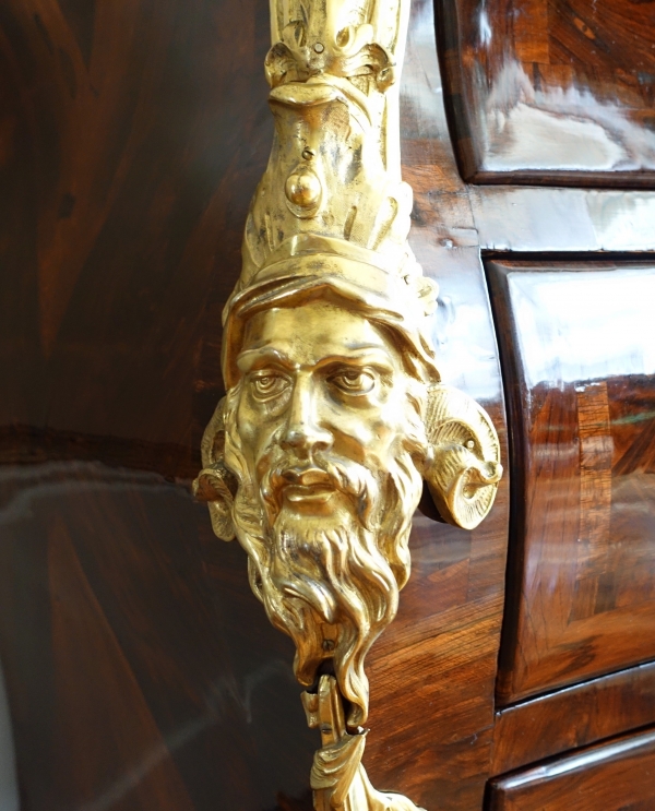Commode tombeau d'époque Régence - Louis XV en bois de violette attribuée Jean-Charles Saunier