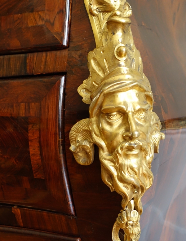 Commode tombeau d'époque Régence - Louis XV en bois de violette attribuée Jean-Charles Saunier