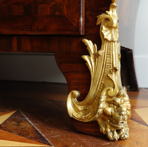 Commode tombeau d'époque Régence - Louis XV en bois de violette attribuée Jean-Charles Saunier