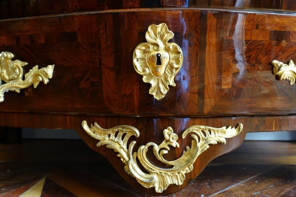 Commode tombeau d'époque Régence - Louis XV en bois de violette attribuée Jean-Charles Saunier