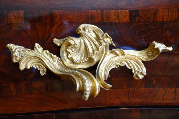 Commode tombeau d'époque Régence - Louis XV en bois de violette attribuée Jean-Charles Saunier