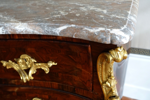 Commode tombeau d'époque Régence - Louis XV en bois de violette attribuée Jean-Charles Saunier