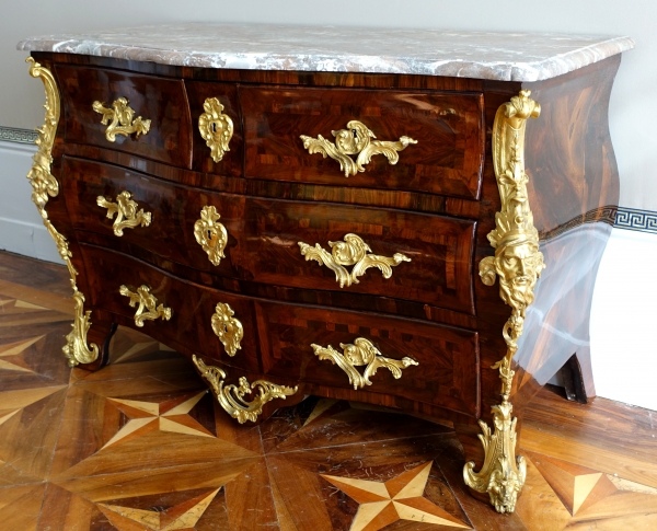 Commode tombeau d'époque Régence - Louis XV en bois de violette attribuée Jean-Charles Saunier