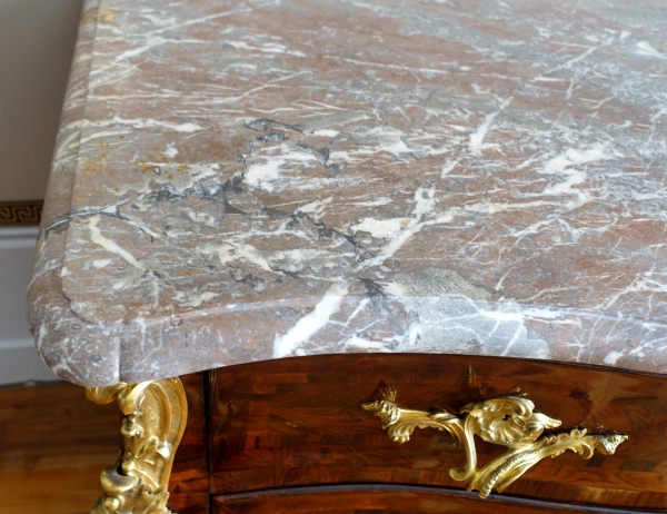 Commode tombeau d'époque Régence - Louis XV en bois de violette attribuée Jean-Charles Saunier