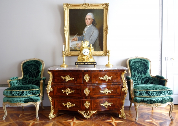Commode tombeau d'époque Régence - Louis XV en bois de violette attribuée Jean-Charles Saunier