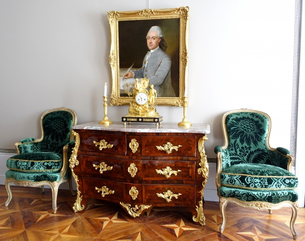 Commode tombeau d'époque Régence - Louis XV en bois de violette attribuée Jean-Charles Saunier