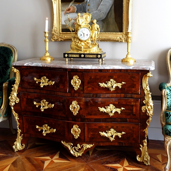 Commode tombeau d'époque Régence - Louis XV en bois de violette attribuée Jean-Charles Saunier