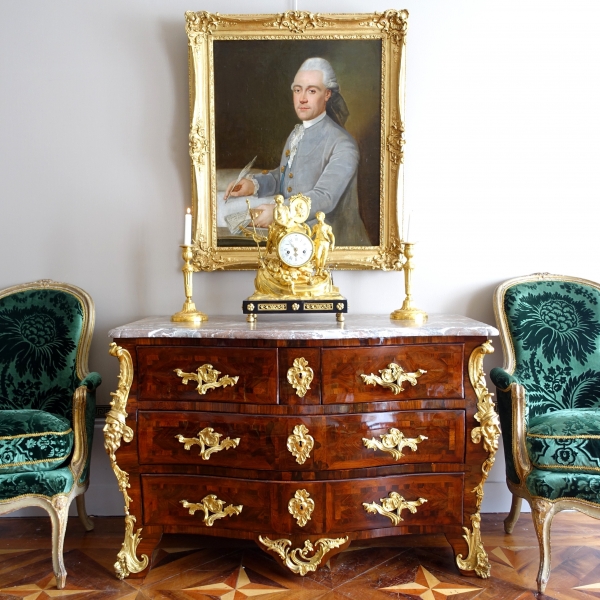 Commode tombeau d'époque Régence - Louis XV en bois de violette attribuée Jean-Charles Saunier