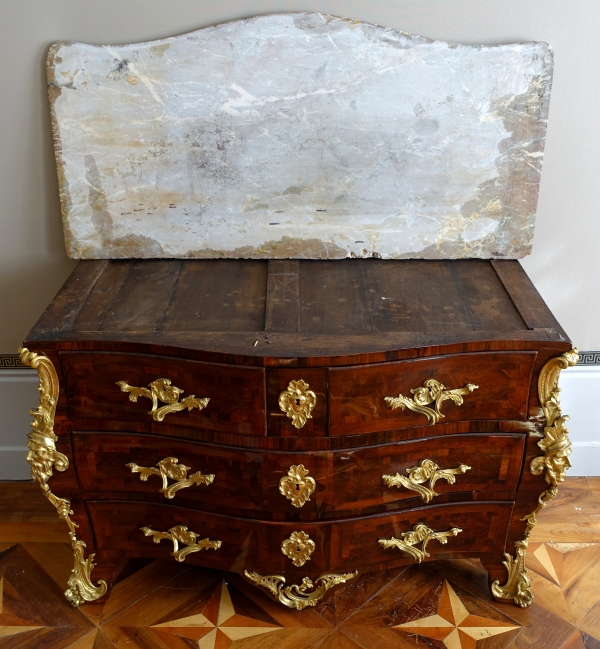 Commode tombeau d'époque Régence - Louis XV en bois de violette attribuée Jean-Charles Saunier