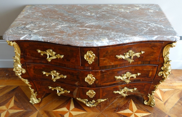 Commode tombeau d'époque Régence - Louis XV en bois de violette attribuée Jean-Charles Saunier