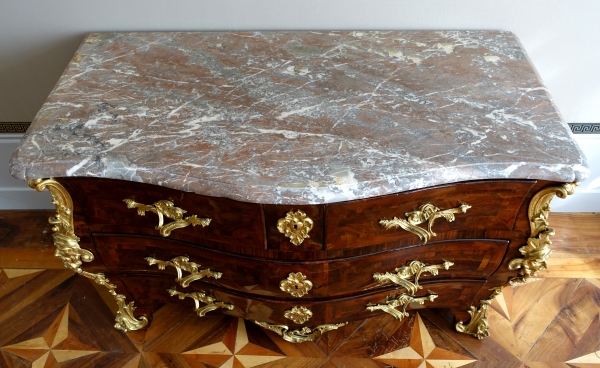 Commode tombeau d'époque Régence - Louis XV en bois de violette attribuée Jean-Charles Saunier