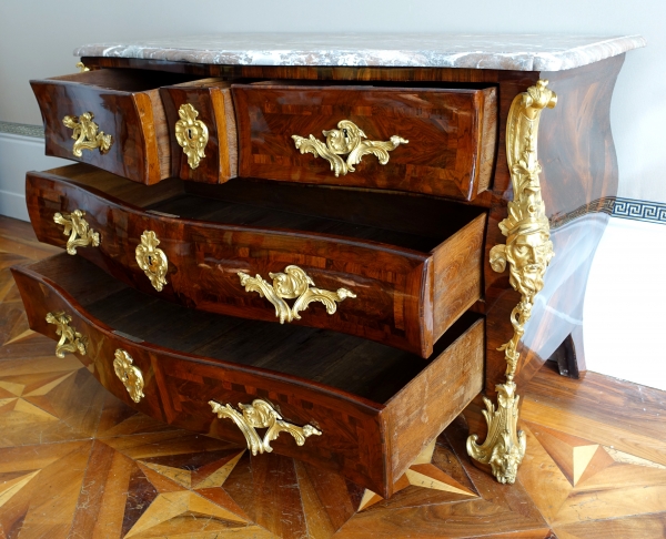 Commode tombeau d'époque Régence - Louis XV en bois de violette attribuée Jean-Charles Saunier