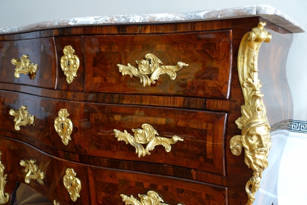 Commode tombeau d'époque Régence - Louis XV en bois de violette attribuée Jean-Charles Saunier
